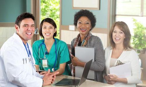 公共卫生护理 Team Smiling in Clinic Office